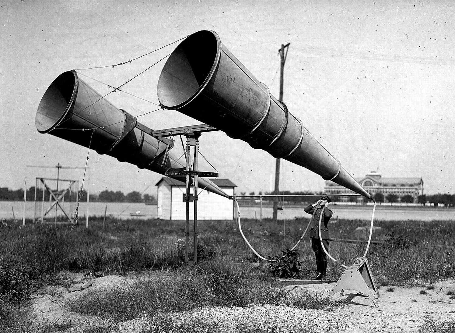 Un sistema acustico per il rilevamento di attacchi aerei, 1930 circa