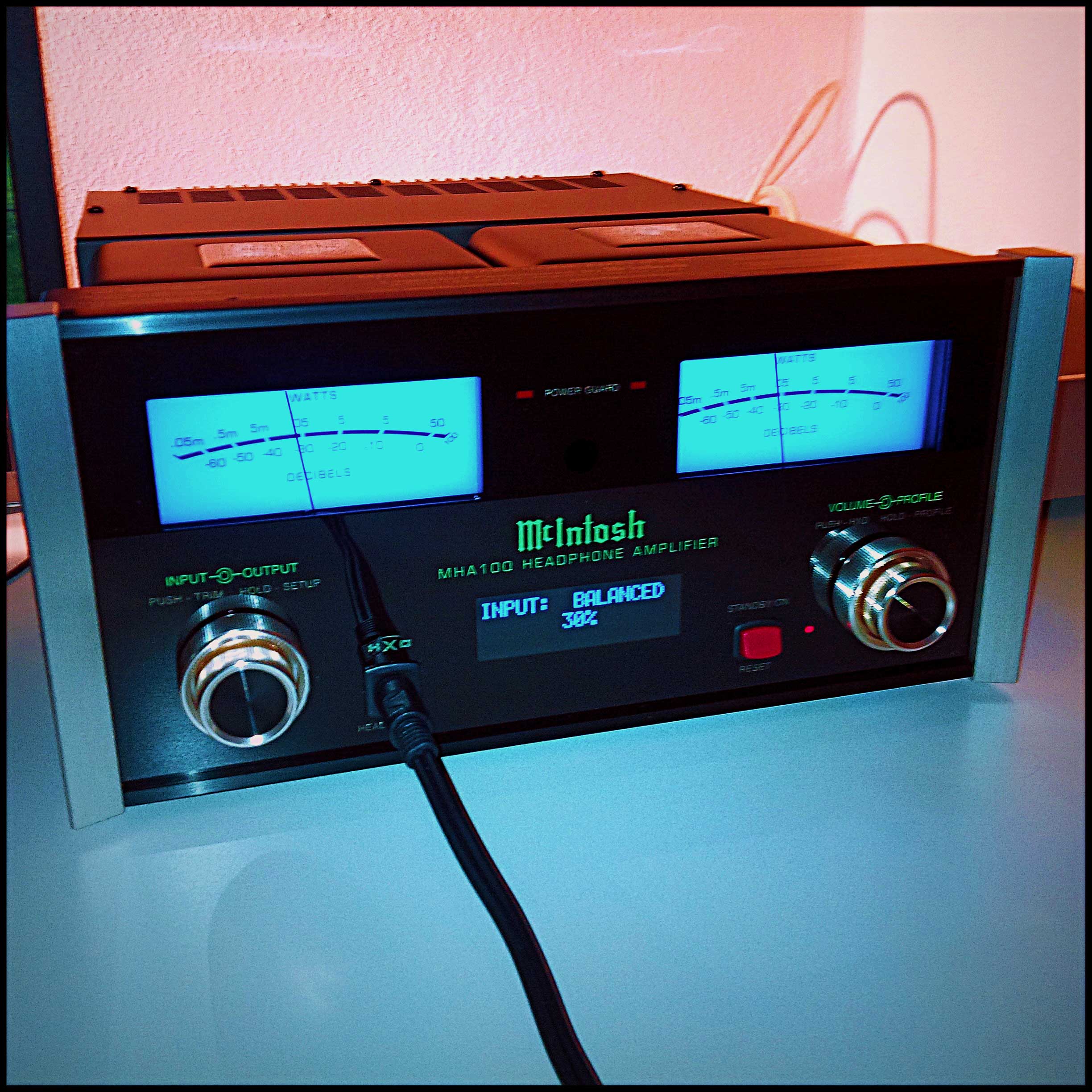 McIntosh MHA100, blue eyes